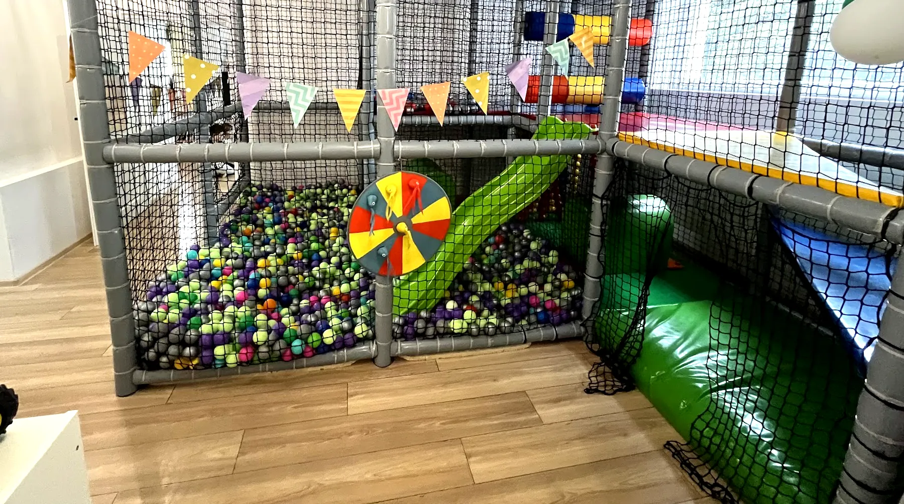 Sala zabaw FunCenter — konstrukcja wspinaczkowa i basen z kulkami